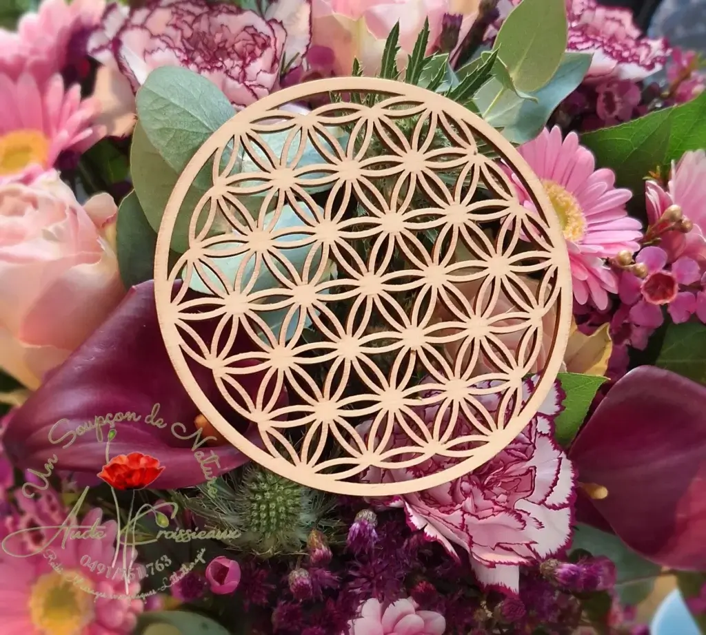 Fleur de vie en bois sur bouquet de fleur