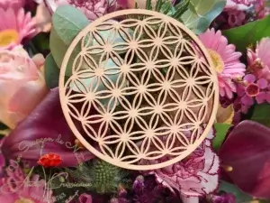 Fleur de vie en bois sur bouquet de fleur