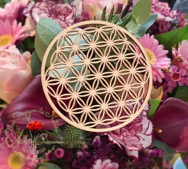 Fleur de vie en bois sur bouquet de fleur